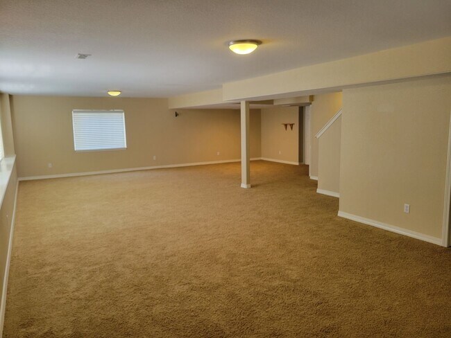 Building Photo - 4 Bed 3 Bath home with A/C and a gas fireplace, Available 5/8! - MileStone Real Estate Services