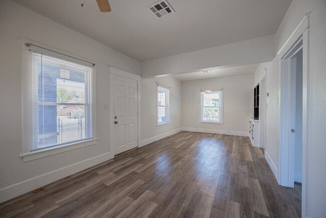 Building Photo - 831 N 10th St