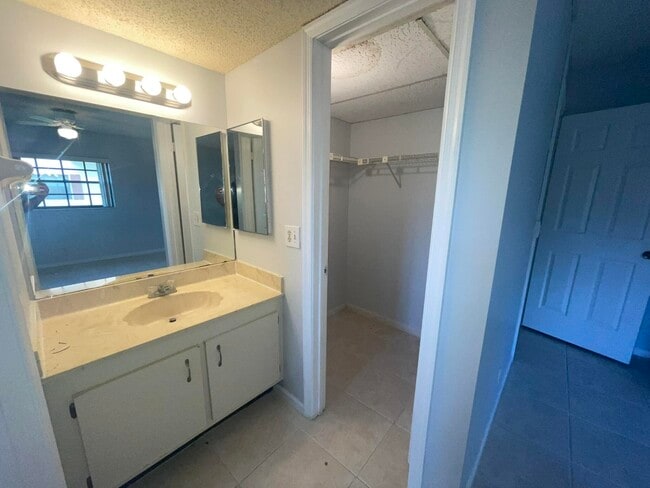 Building Photo - 4185 Oak Terrace Dr