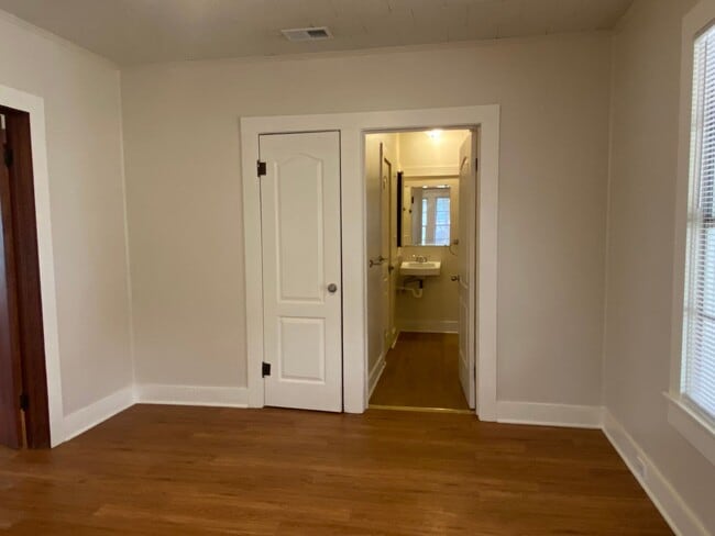 Building Photo - CUTE 2 BEDROOM