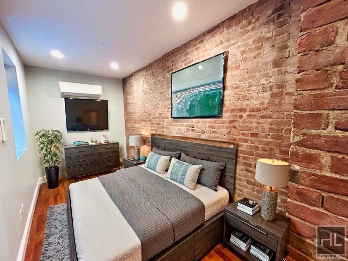 Building Photo - Enormous Striver's Row 2 Bedroom/Flex 3 Du...