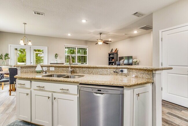Building Photo - Bright and beautiful home in Windward Cove...
