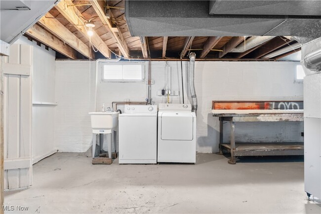 Building Photo - 2580 Whitelaw St
