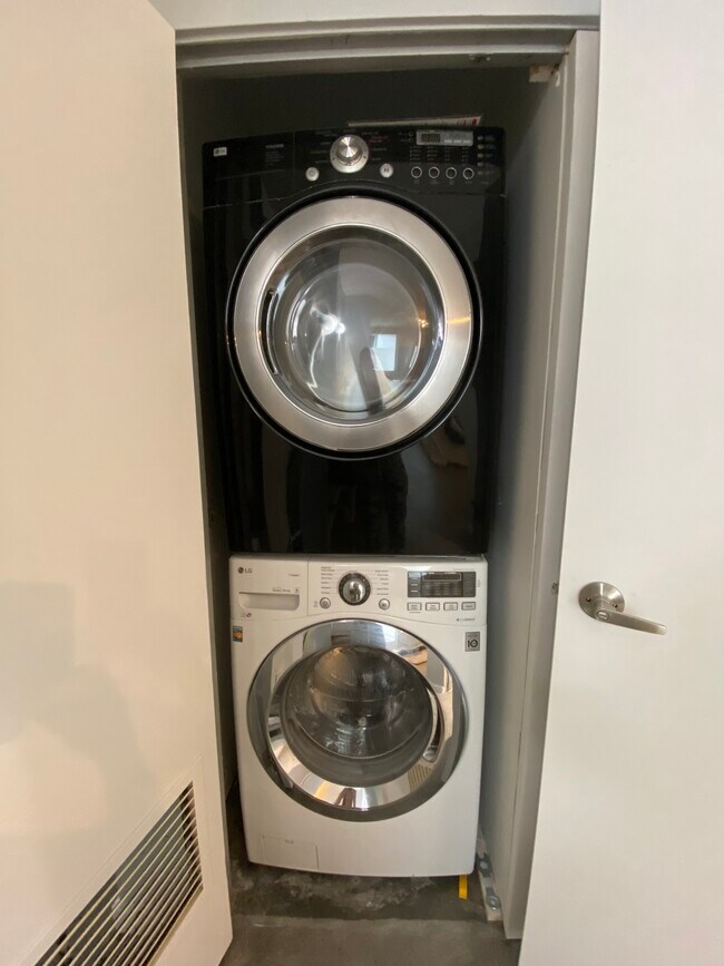 Building Photo - 615 Hampton Dr