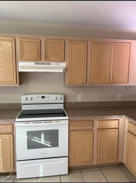 Building Photo - Room in Duplex on W Walton Way