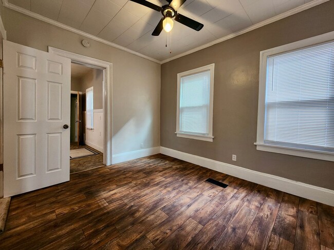 Building Photo - Single Family home | 1 Bed 1 Bath | Off st...