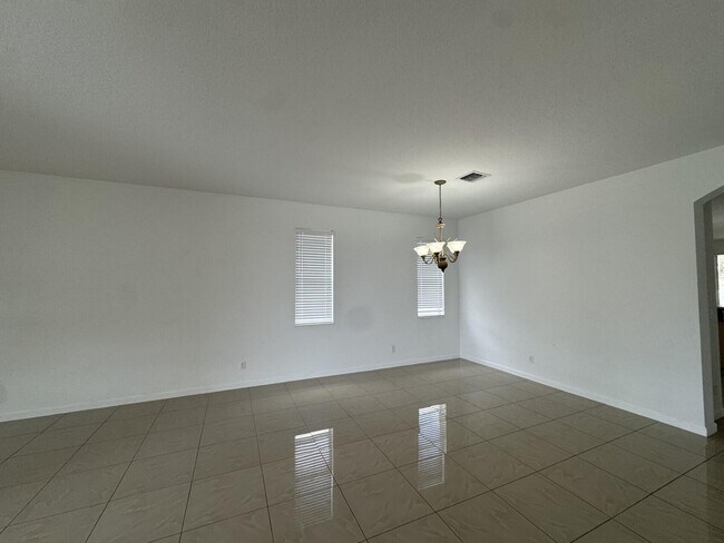 Building Photo - 1804 SW Jamesport Dr