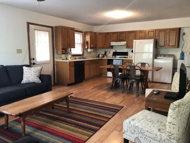 Building Photo - **SCHOOL YEAR RENTAL-TWO STUDENT MAX** AVAILABLE MID-AUGUST TO MID-MAY