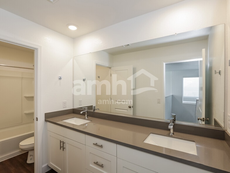 Building Photo - 8851 N 171st Dr