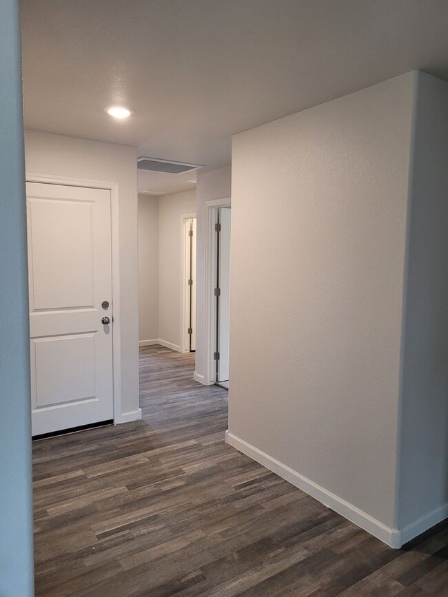 Building Photo - Beautiful 3/2 bath home located in Chaparral Terrace gated community.