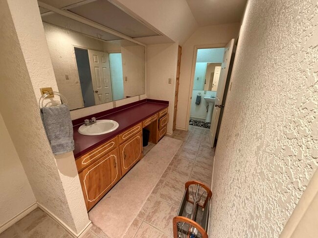 Building Photo - 1609 Westwind Dr