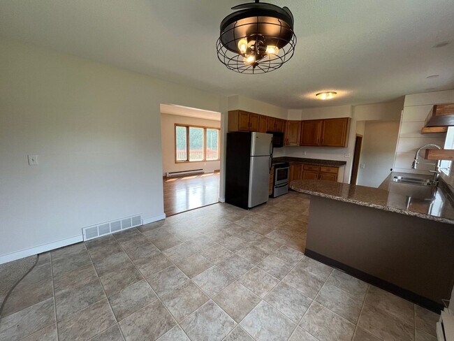 Building Photo - Beautiful 3 Bedroom Home in Alborn