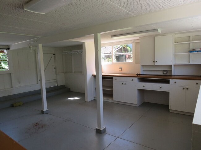 Building Photo - 18 Lono St