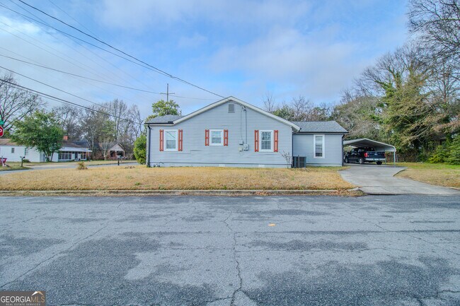 Building Photo - 579 Lynmore Ave
