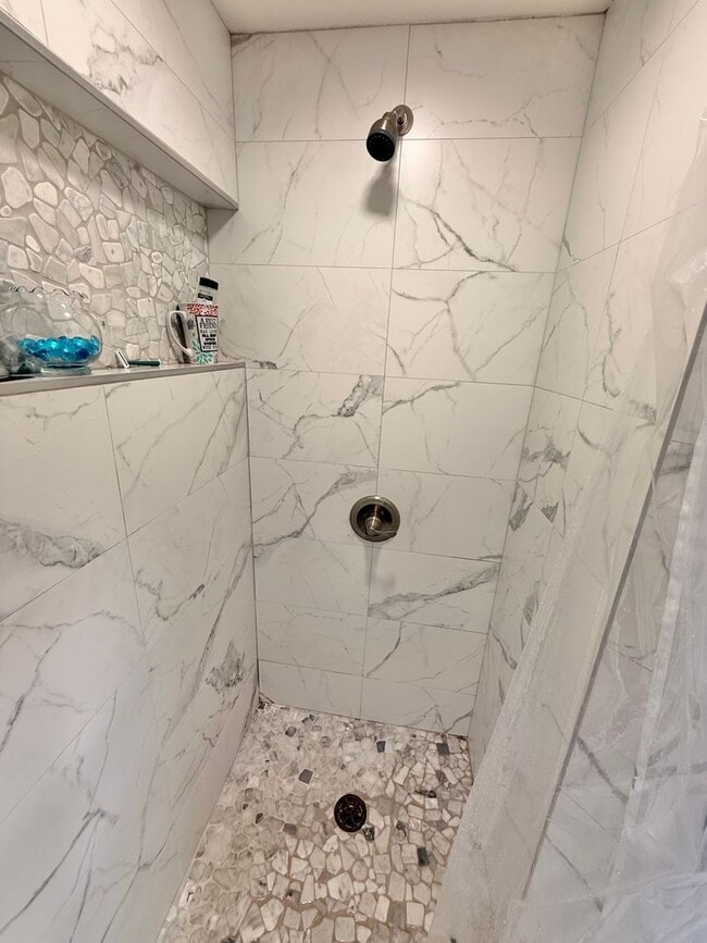 Building Photo - Spacious 2 Bedroom / 2 Bathroom Downstairs Unit Available in Makawao! Unfurnished!