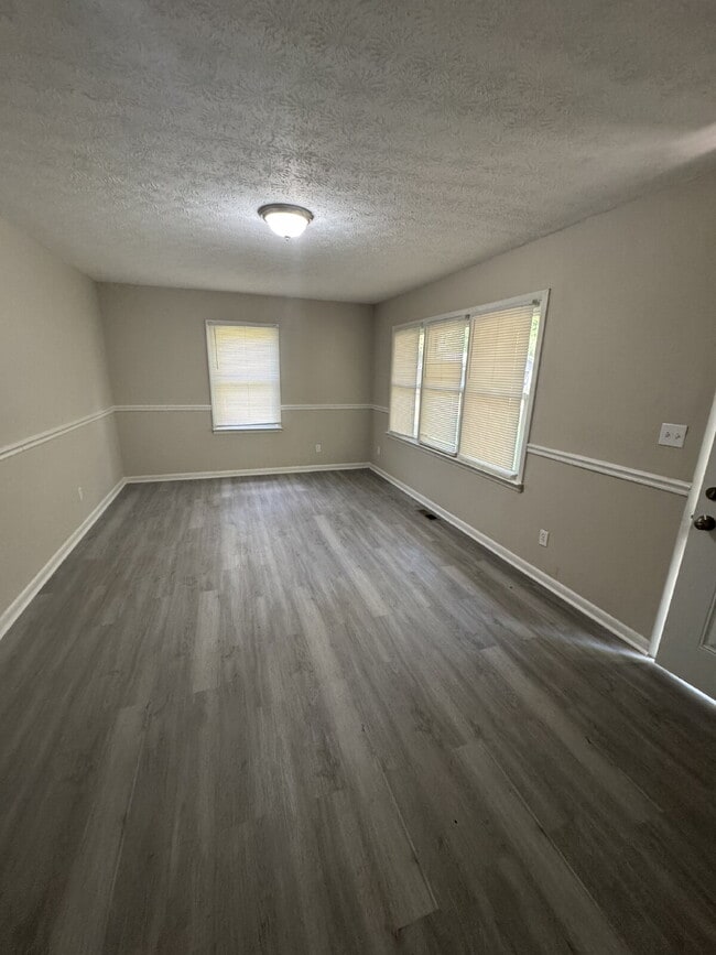 Building Photo - "Charming 3-Bed Oasis with 2 Full Baths on Brookview Drive – Your Perfect Talladega Retreat!"