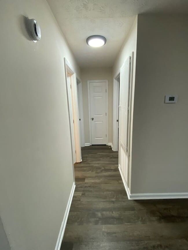 Building Photo - Quiet Living in the country.