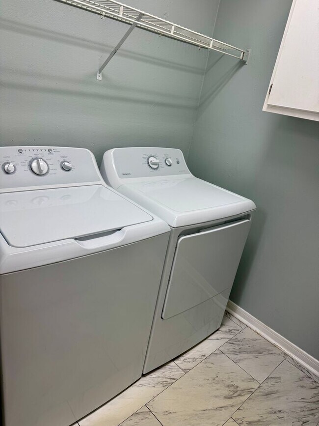 Building Photo - Beautiful 2 bedroom/2 bathroom corner condo in gated Regency Park!