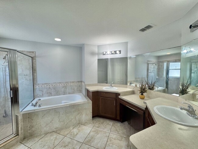 Building Photo - 4 Bedroom 2 Bath - Gated Community - Move ...