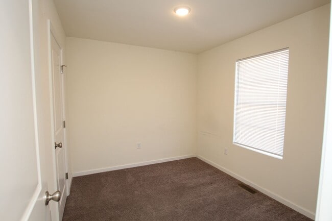 Building Photo - Modern Home for Immediate Occupancy – Avai...