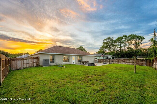 Building Photo - 413 Grenadier Ave NW