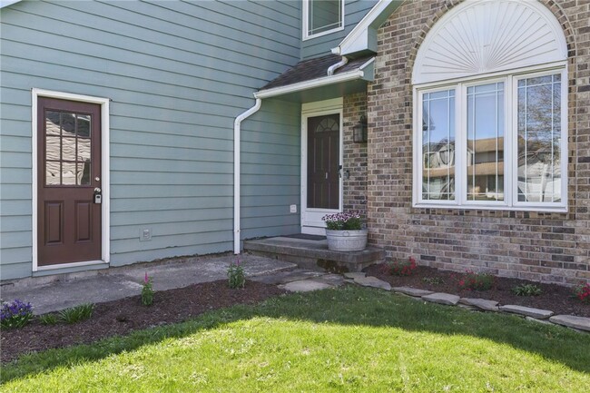 Building Photo - 12 White Oak Bend