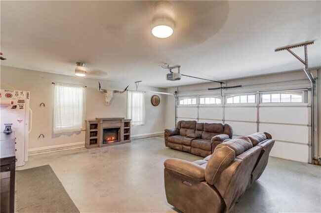 Building Photo - 13 Creekside Dr