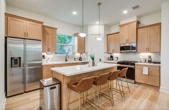 Building Photo - 3311 Daphne St