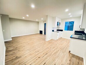 Building Photo - Beautifully remodeled spacious 1 Bedroom r...