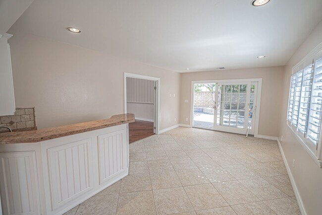 Building Photo - Valencia 4 Bedroom Home for Rent.