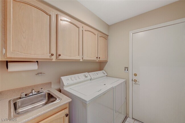 Building Photo - 6317 W Canyon Ridge Dr