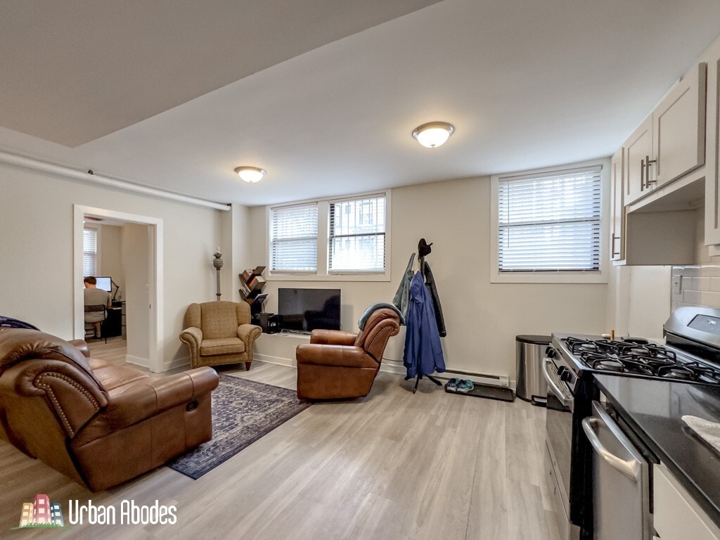 Building Photo - 730 W Roscoe St