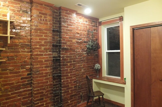 Building Photo - Beautiful Renovated Four bedroom Townhome