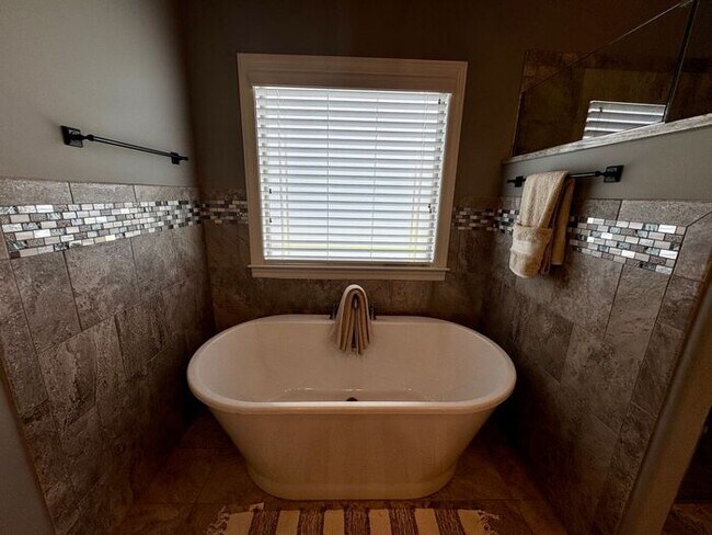 Building Photo - Spacious and luxurious with bonus room