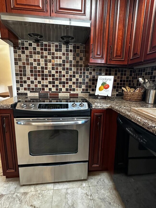 Building Photo - 2172 La Salle Dr