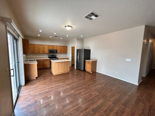 Building Photo - Large 3 Bed / 2 Bath Home with Sparkling P...