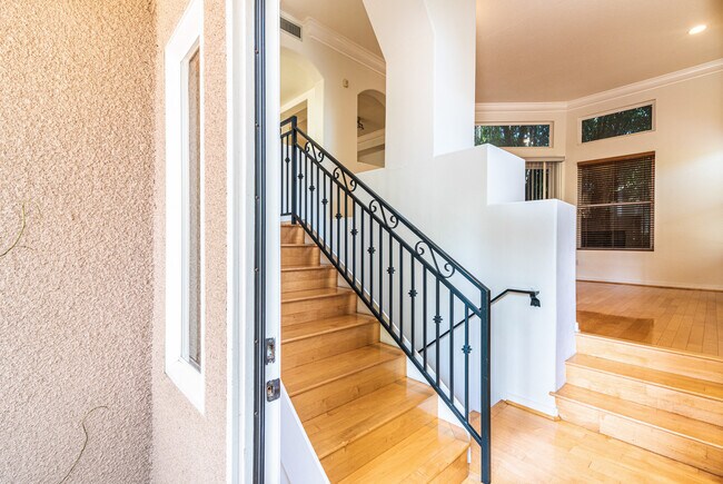 Building Photo - Private Updated 3-Bedroom 3-Bathroom Tri-L...