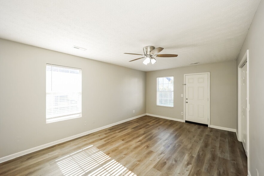 Building Photo - 220 Willow Springs Dr