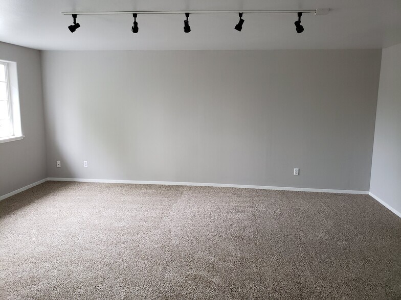 Large bedroom (#2) - 770 Hyacinth St