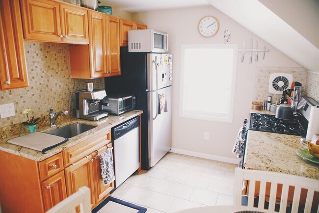 Kitchen - 12 Berkeley Ave