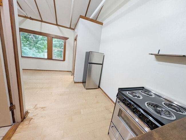 Building Photo - Super Cute Studio on Capitol Highway!