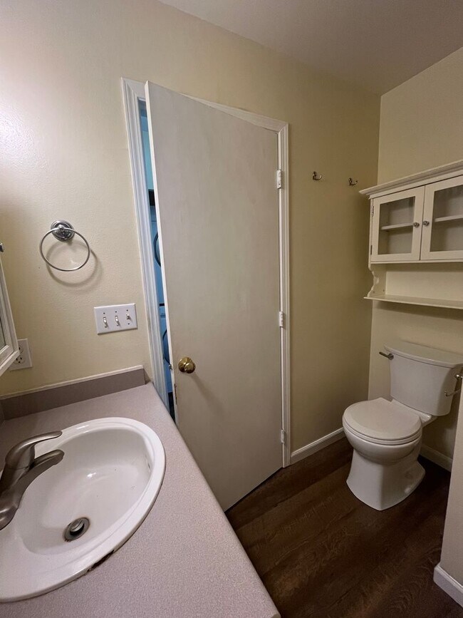 Building Photo - Spacious 3 Bedroom w/ Attached Garage