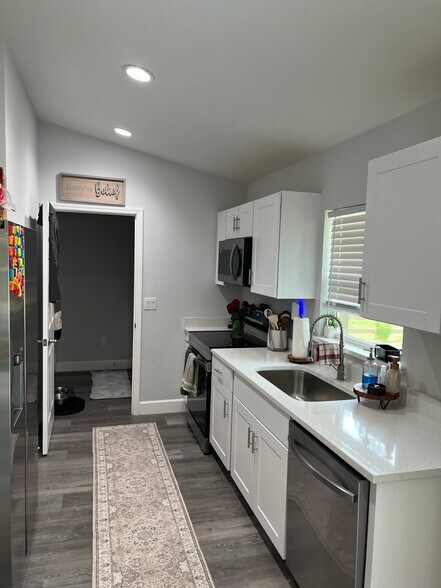 Building Photo - 15482 SW 10th Pl