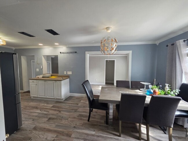 Building Photo - Spacious 5 Bedroom Home with Pool in Crystal Lake Homesites