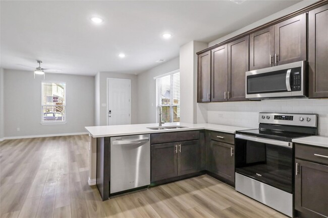 Building Photo - Gorgeous Townhouse for rent in North Fort ...