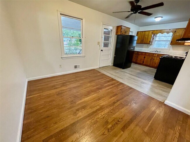 Building Photo - 6328 Oakview Ln