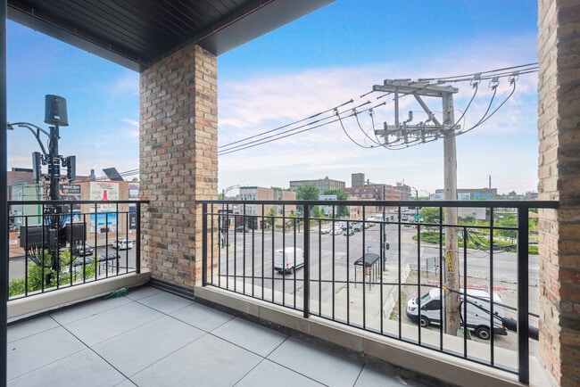 Building Photo - 520 N Western Ave