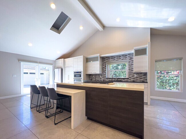 Building Photo - 15424 Camarillo St