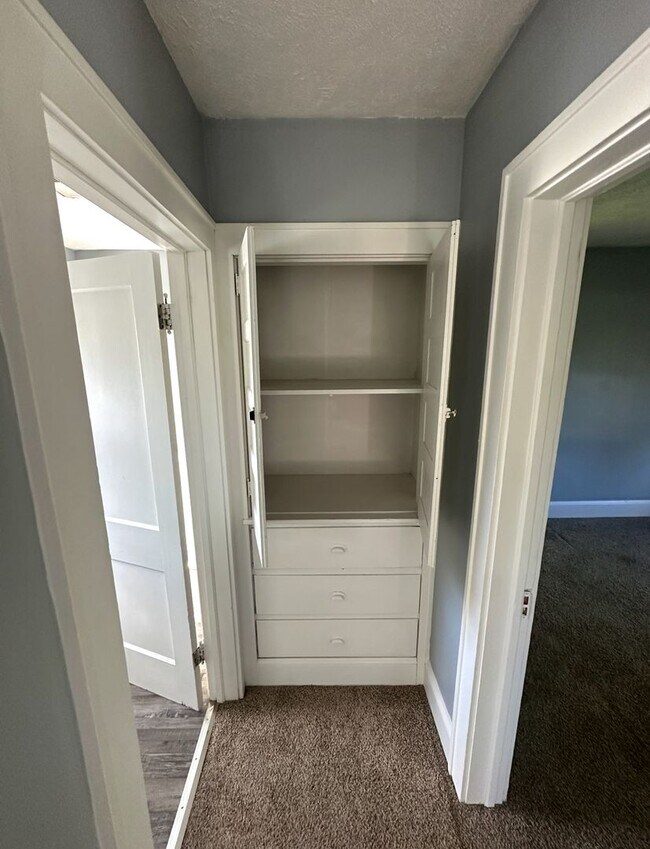 Building Photo - 4 Bed / 1 Bath Updated Floors & First-Floor Bedroom!