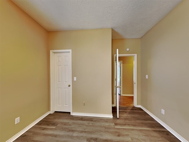 Building Photo - 906 Crystal River Rd